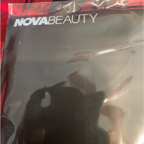 eye conic 5 piece brush set in its own case. I have 2 of these by, Fashion Nova - Picture 2 of 5